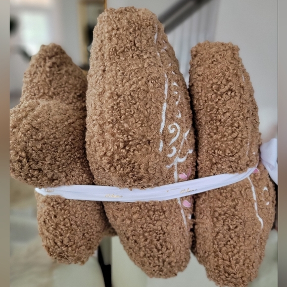 ❄️🌲NWT Cupcakes and Cashmere Gingerbread Pillow - Pink and White Set of 3 🌲 ❄️ - Picture 1 of 8